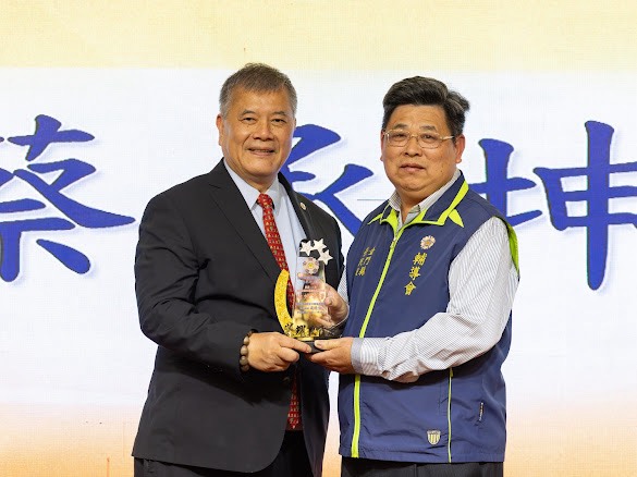 圖三吳志揚副主任委員(左)頒發蔡承坤組長(右)績優社區服務組長獎項