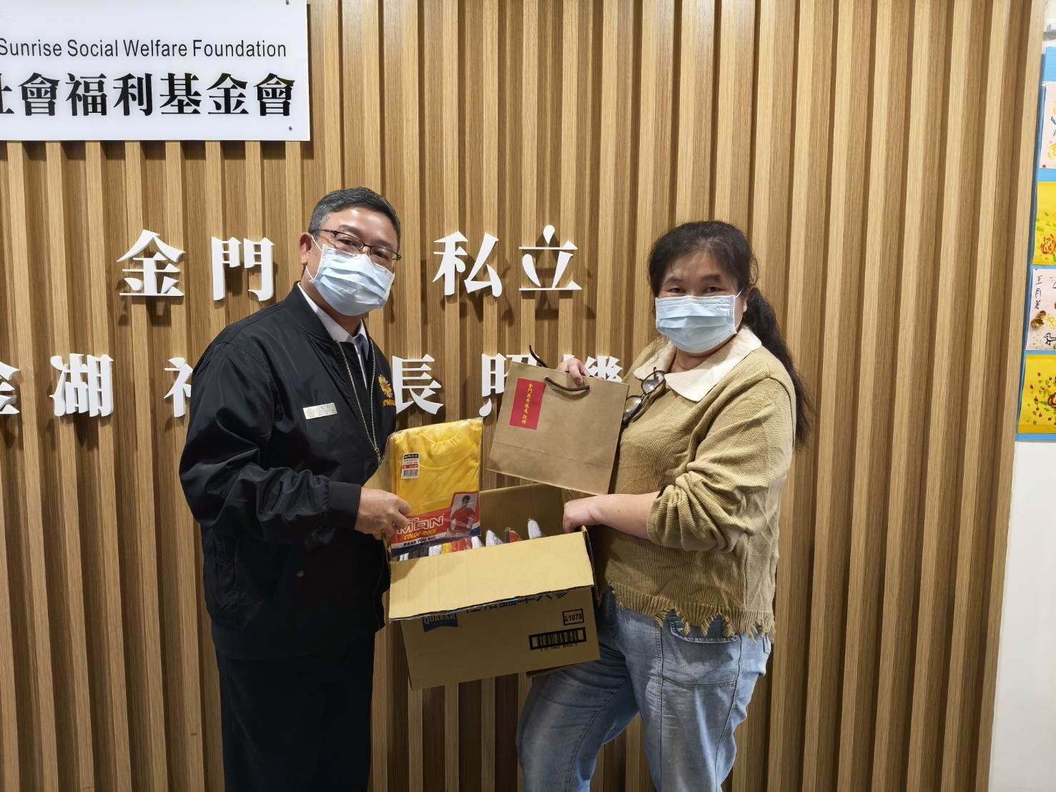 圖一劉信義處長(左1)走訪金湖社區長照機構贈榮民禦寒衣物並與該機構胡秀蘋主任合影