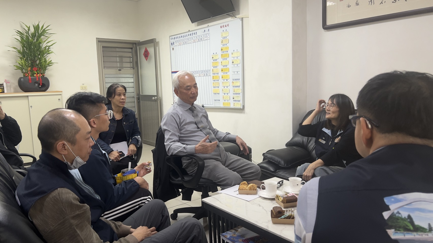 陳副主任委與榮服處員工面對面交流