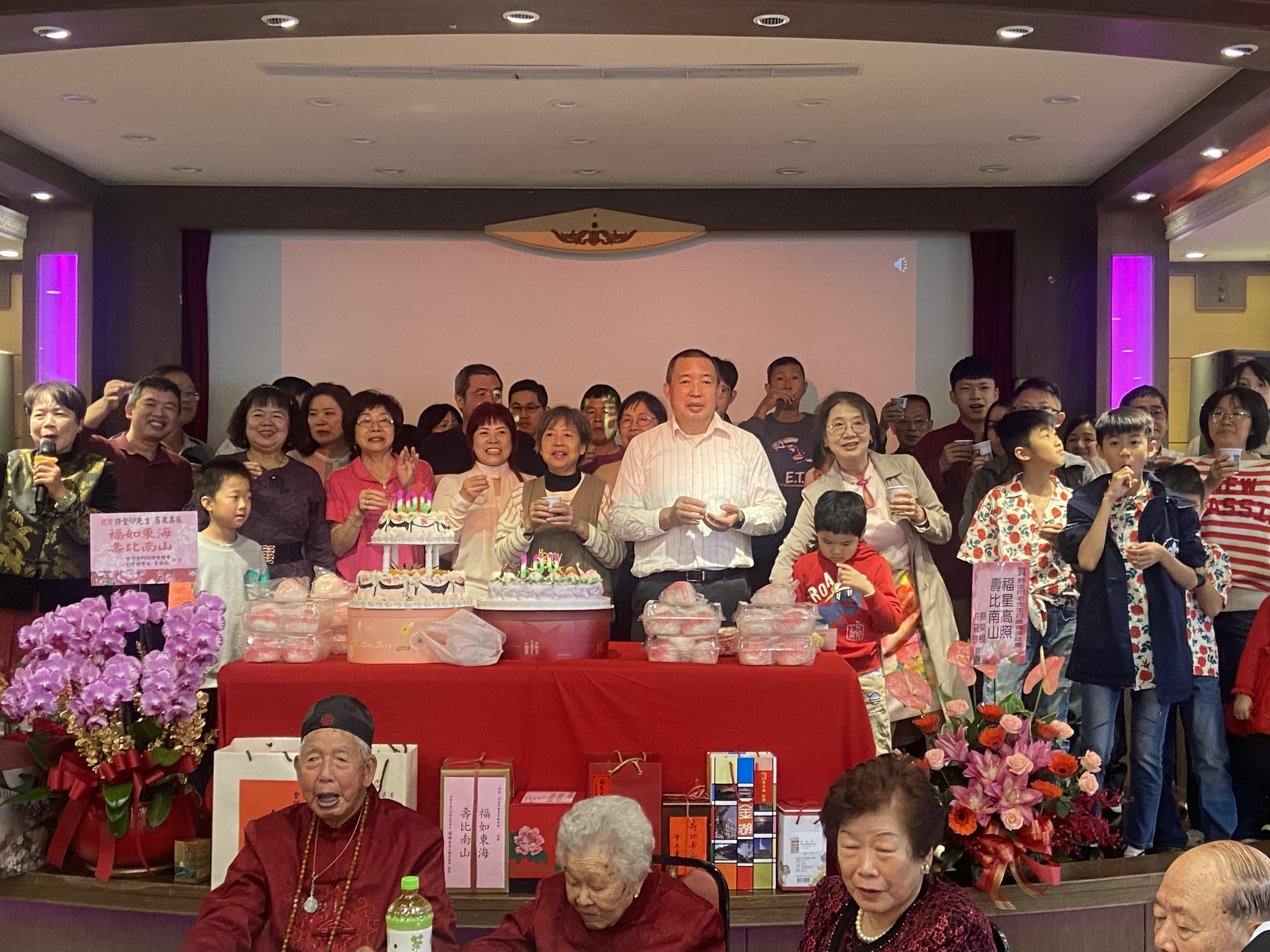 圖四許金印伯伯(前排左1)子孫上台合唱感恩的心,表達對父親辛勞的感謝及貴賓的祝福