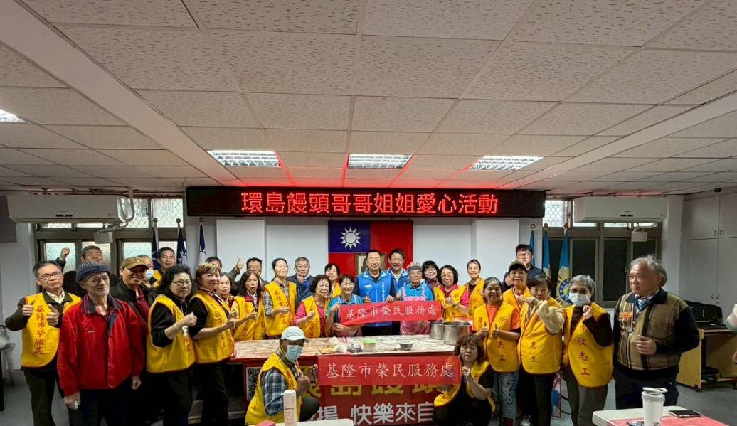 處長(中間)、榮民、榮欣志工與饅頭夫婦合影留念