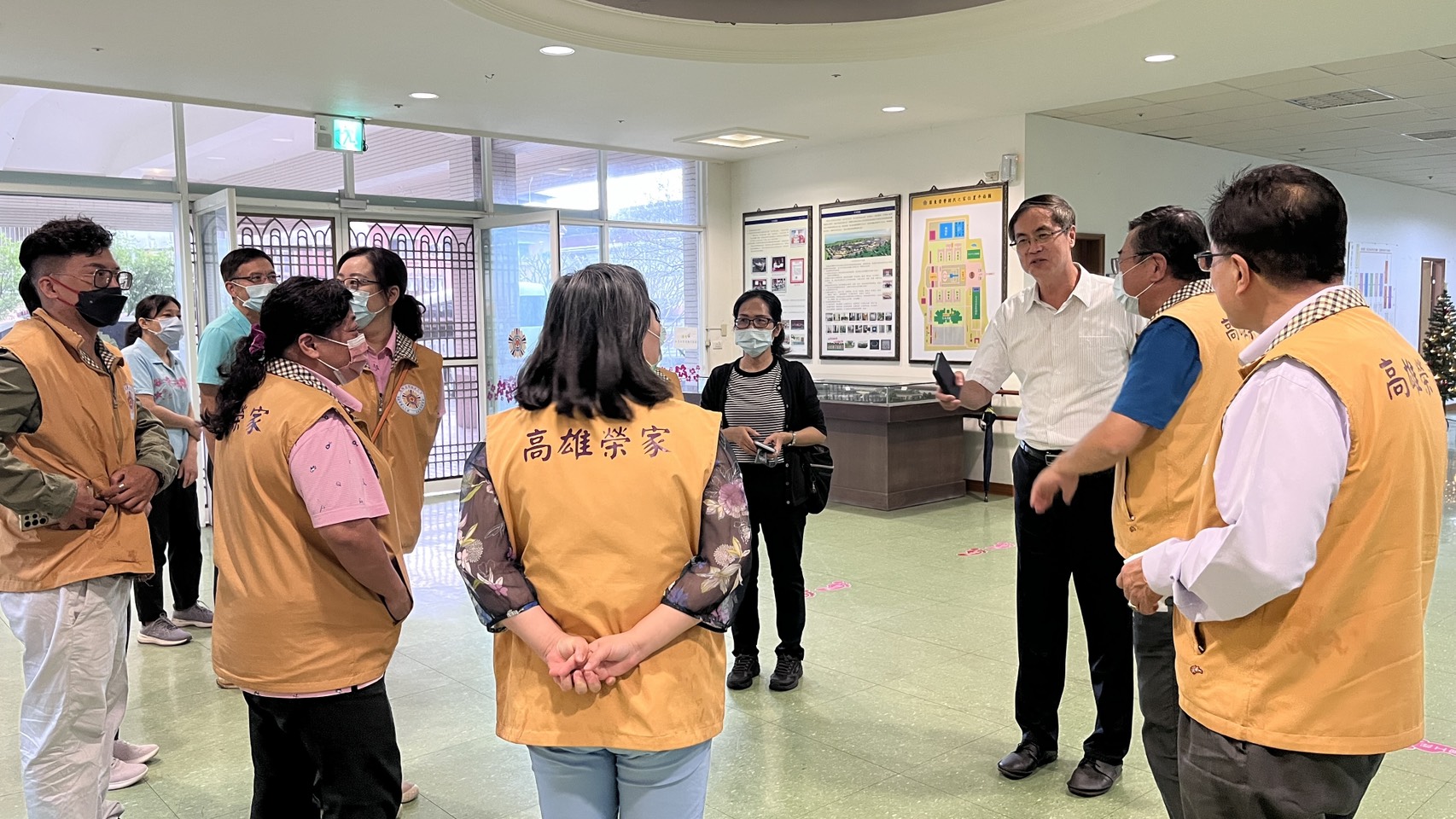 圖2:屏東榮家家主任李秦強(右3)向高雄榮家參訪團介紹忘我園區