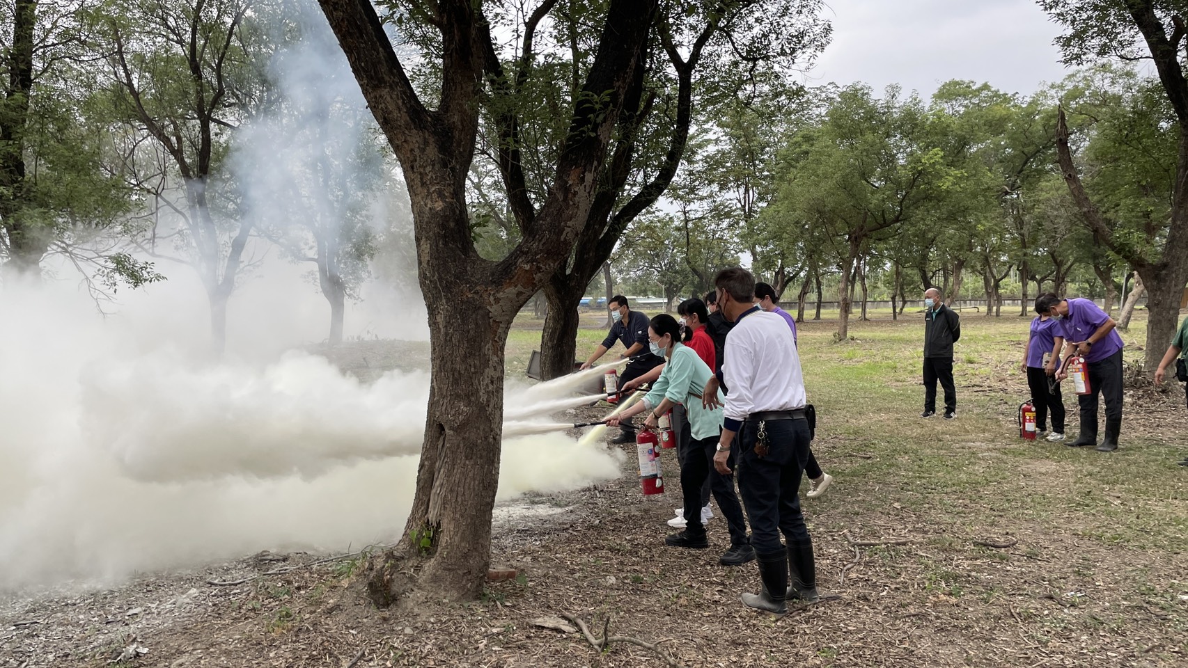 圖7:課程中讓每個職員工輪流實地操作滅火器使用。