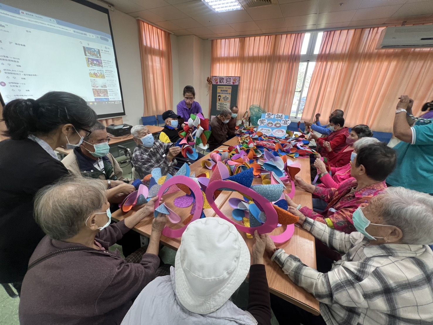 圖3:住民長輩與工作人員共同製作聖誕花環