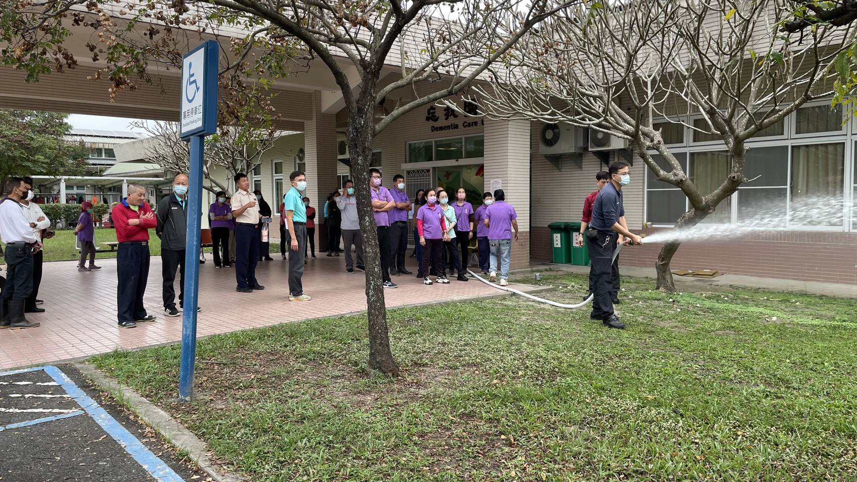 圖5:教官現場指導消防栓使用實際操作