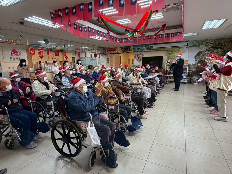 114年12月23日聖誕報佳音傳愛勝利堂贈帽暖新竹榮家爺奶