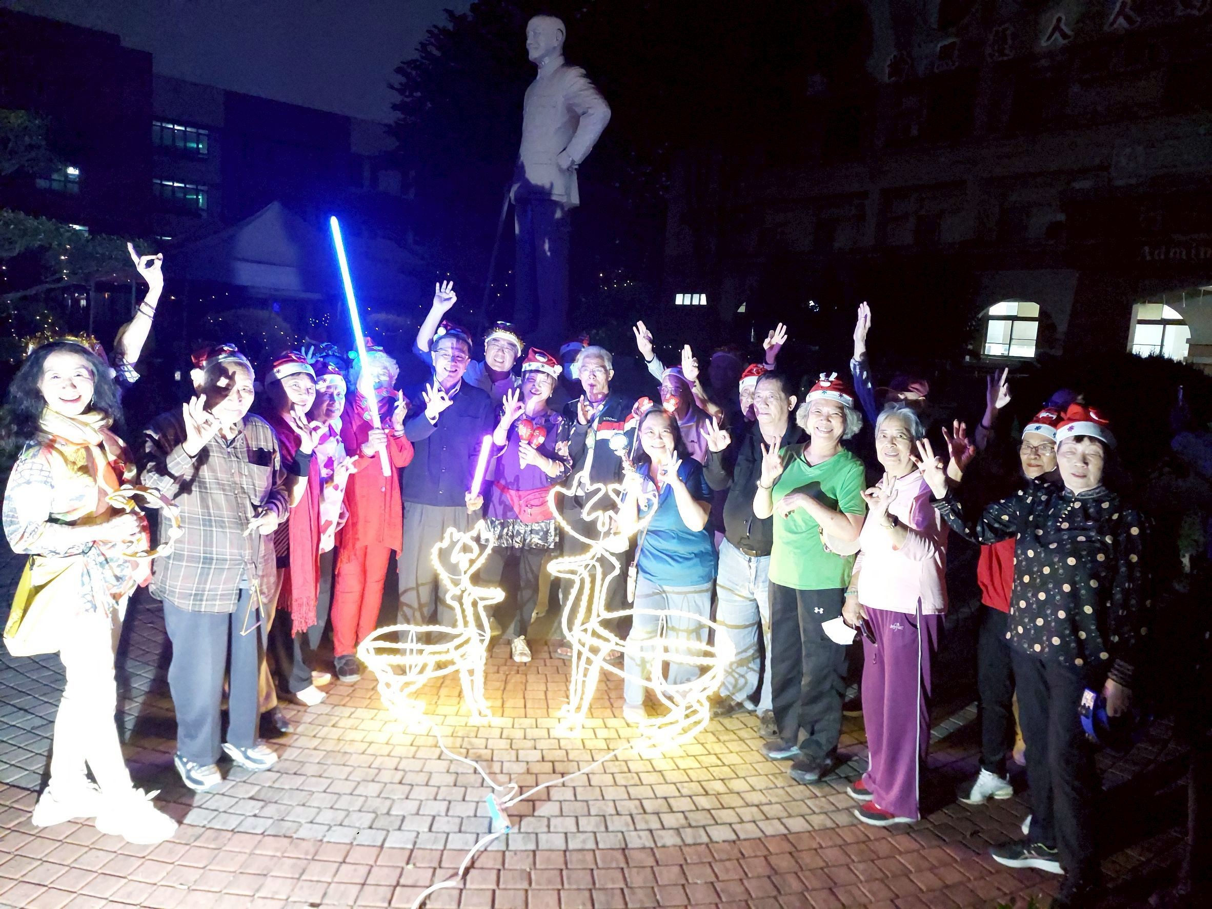 高雄榮家「歡樂共好齊步向前走」聖誕點燈 感恩溫馨共度2025