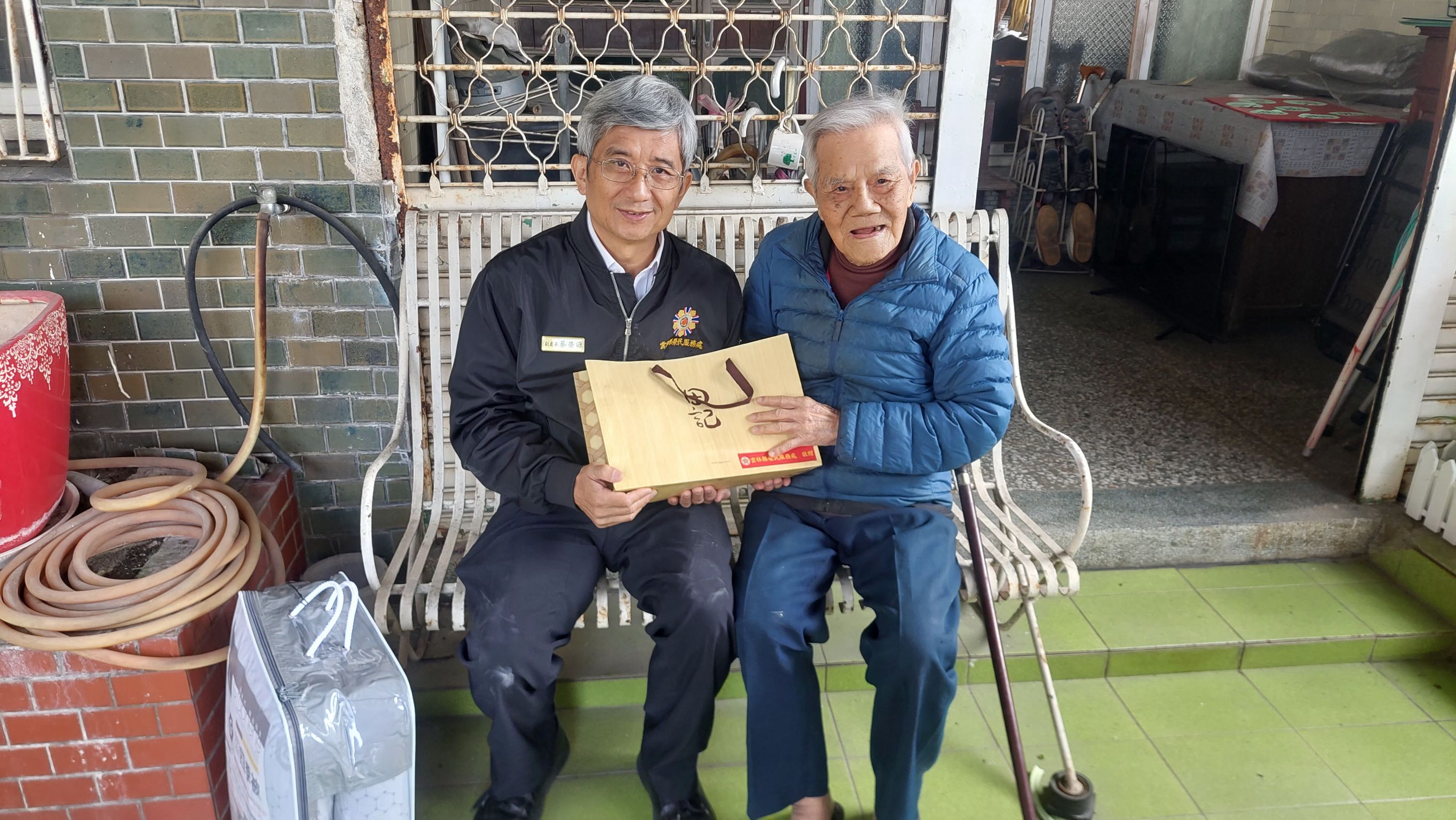 圖4-副處長蔡榮源(左)到府致送保暖物資給榮民(眷)長輩。(圖-雲林縣榮服處)
