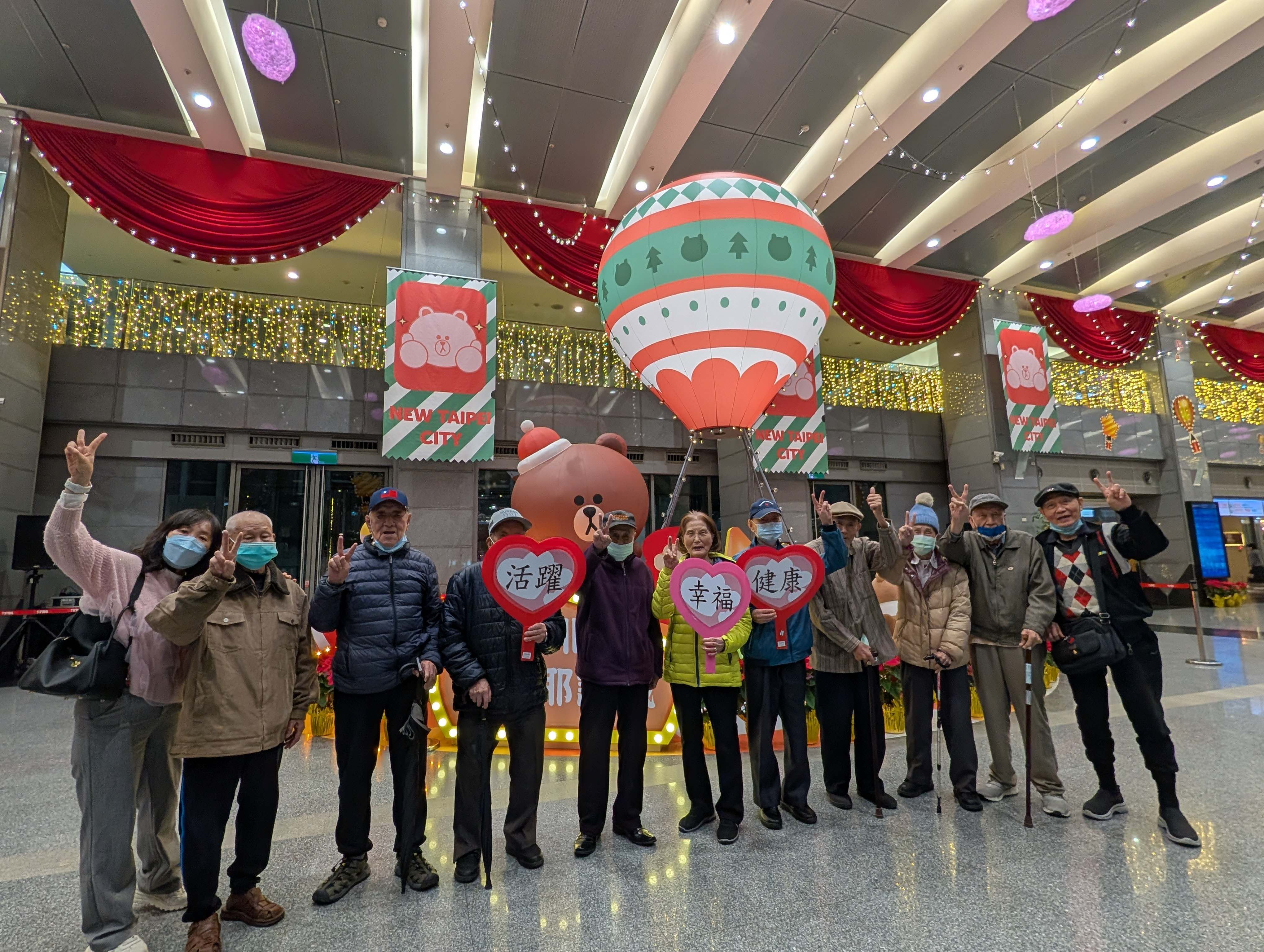 板橋榮家暖心開辦「耶誕城夜遊專車」