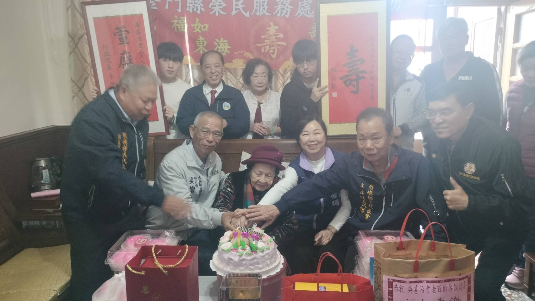 圖五壽星歡喜切壽糕