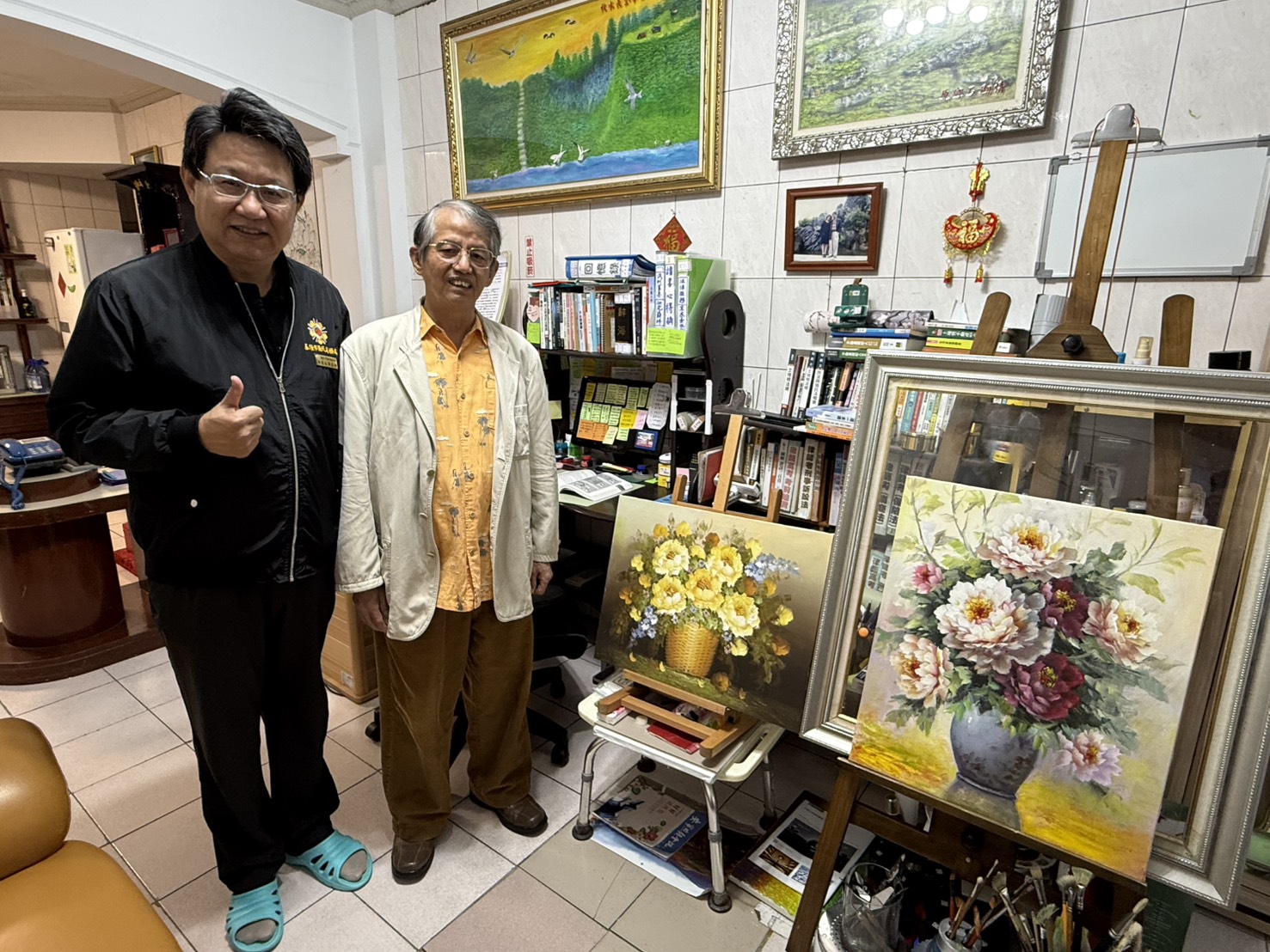 副處長(左) 關懷榮民眷生活狀況,以及表達本處關懷。