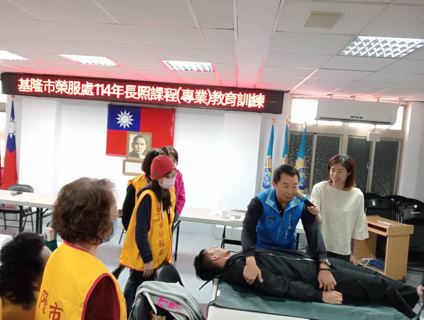 方正處長(右2)與簡護理長(右1)及榮欣志工,親自示範翻身毯的正確使用方法