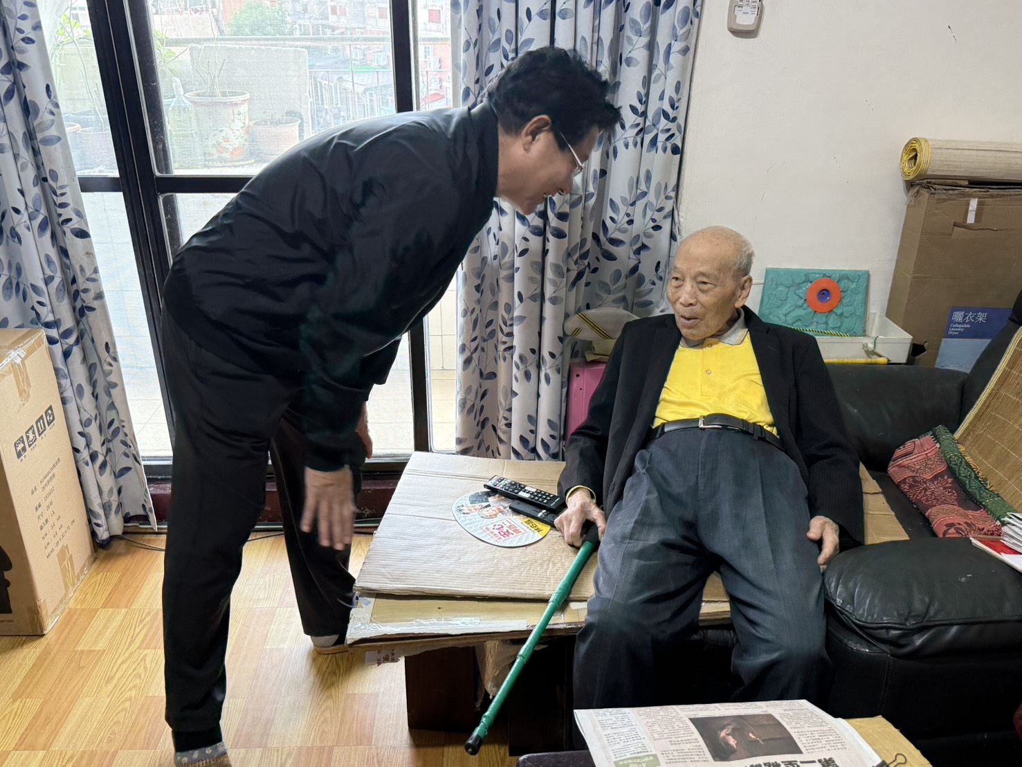 副處長(左) 關懷榮民眷生活狀況,以及表達本處關懷。