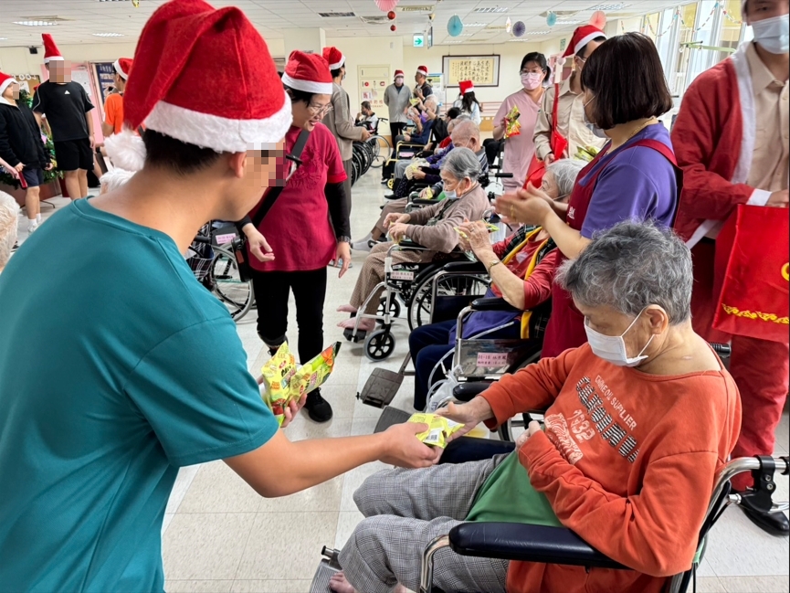 114年12月22日聖誕報佳音 雲彩學園學子送暖 陪伴長輩歡度佳節