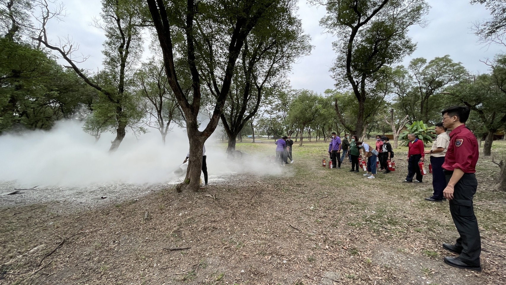 圖8:課程中讓每個職員工實地操作滅火器使用。