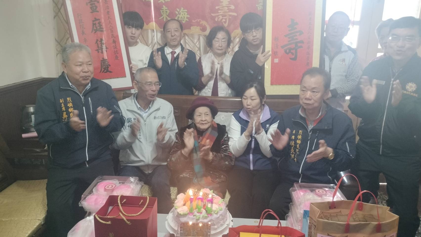 圖一全體人員合唱生日歌為壽星祝壽