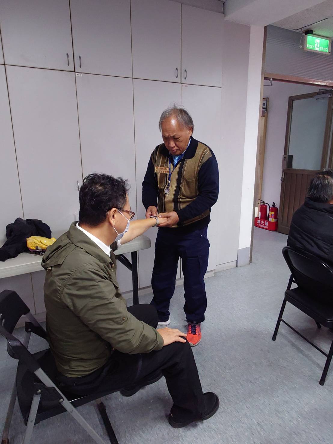 吳德順推拿師為榮民舒緩疲勞