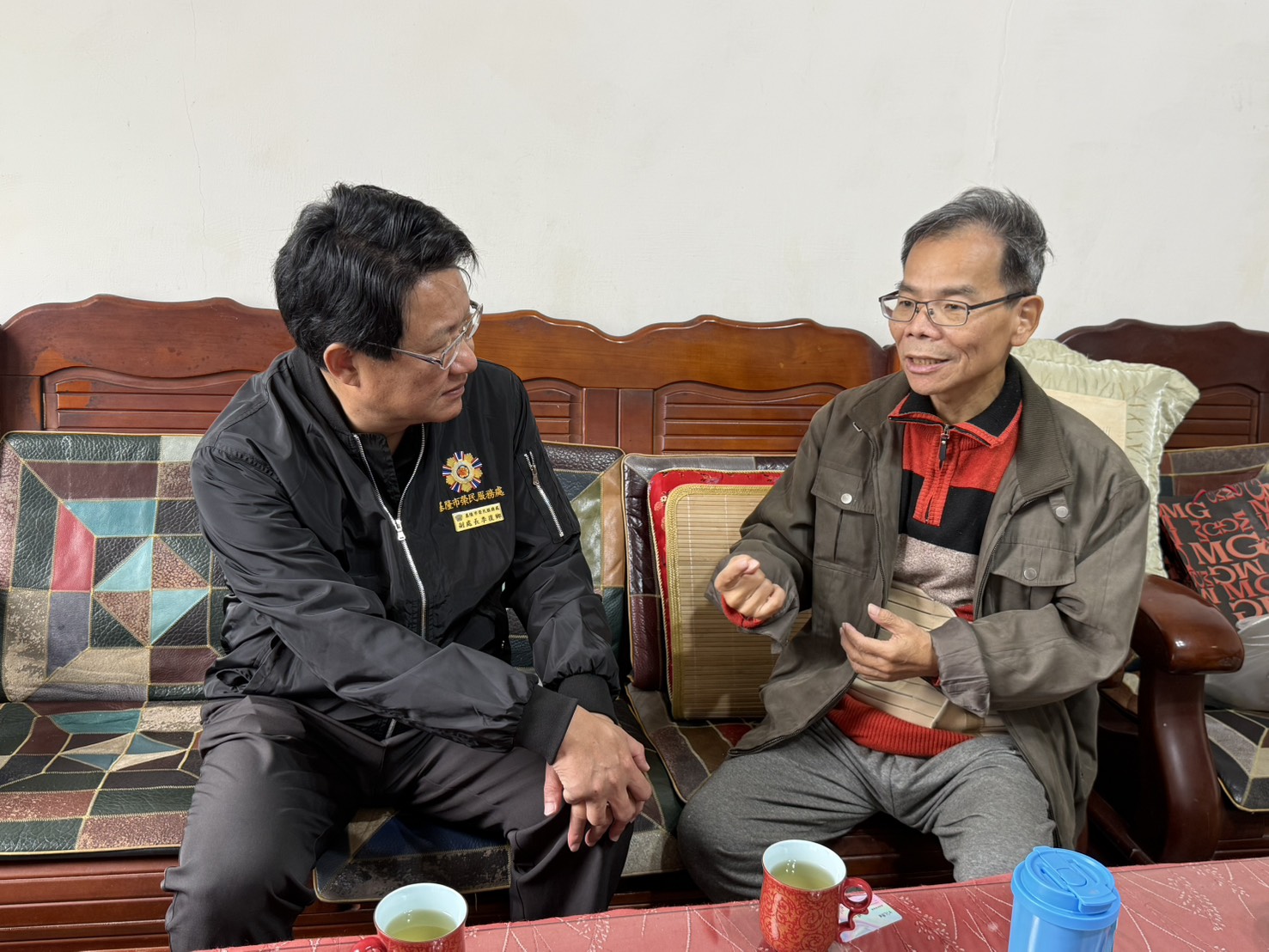 副處長(左) 關懷榮民眷生活狀況,以及表達本處關懷。