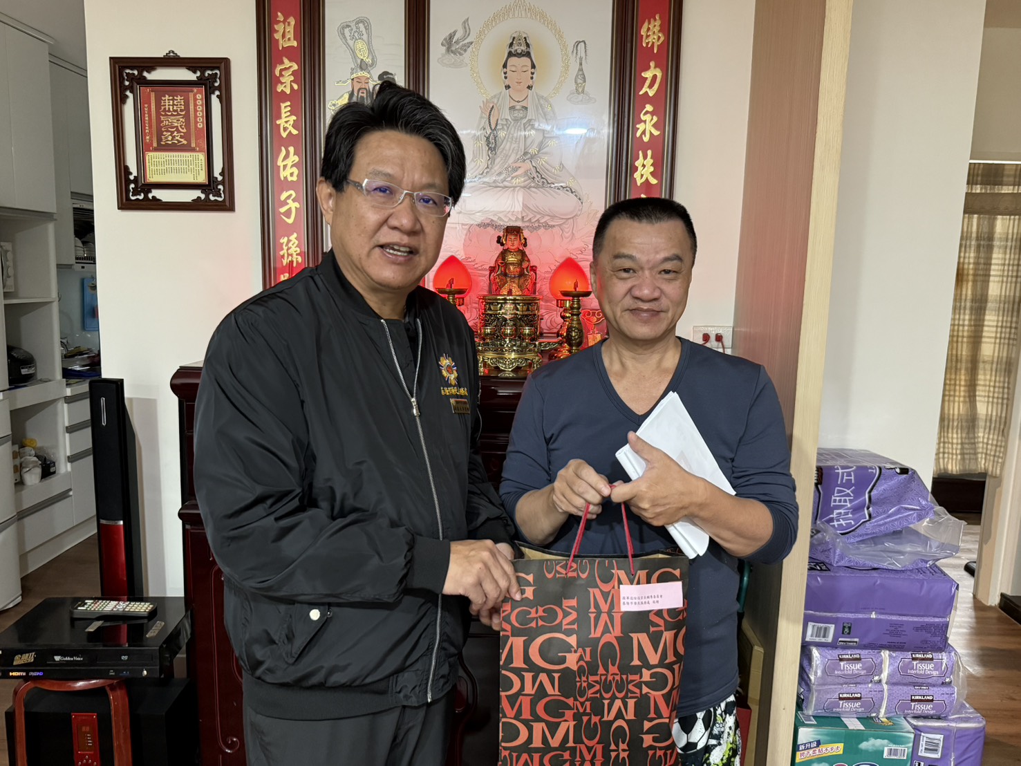 副處長(左) 轉贈榮民眷愛心物資表達服務處關懷。