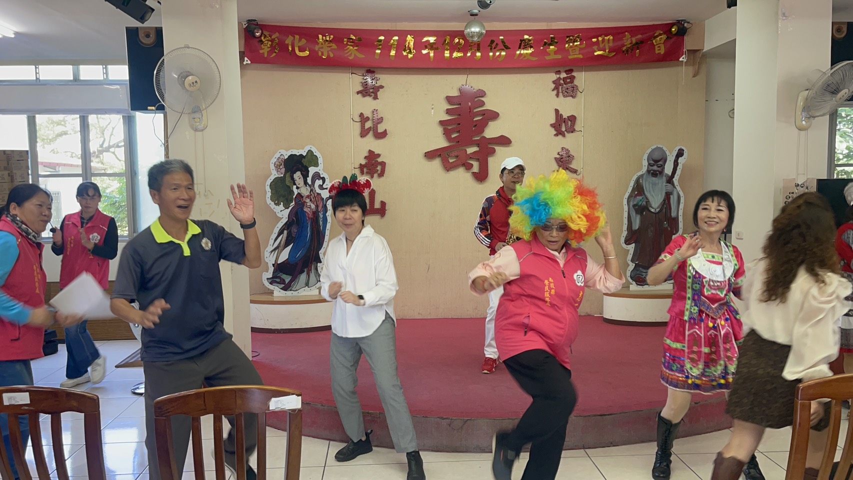 公益團體樂曲演出及南投榮欣志工熱舞表演 溫暖關懷彰化榮家長輩