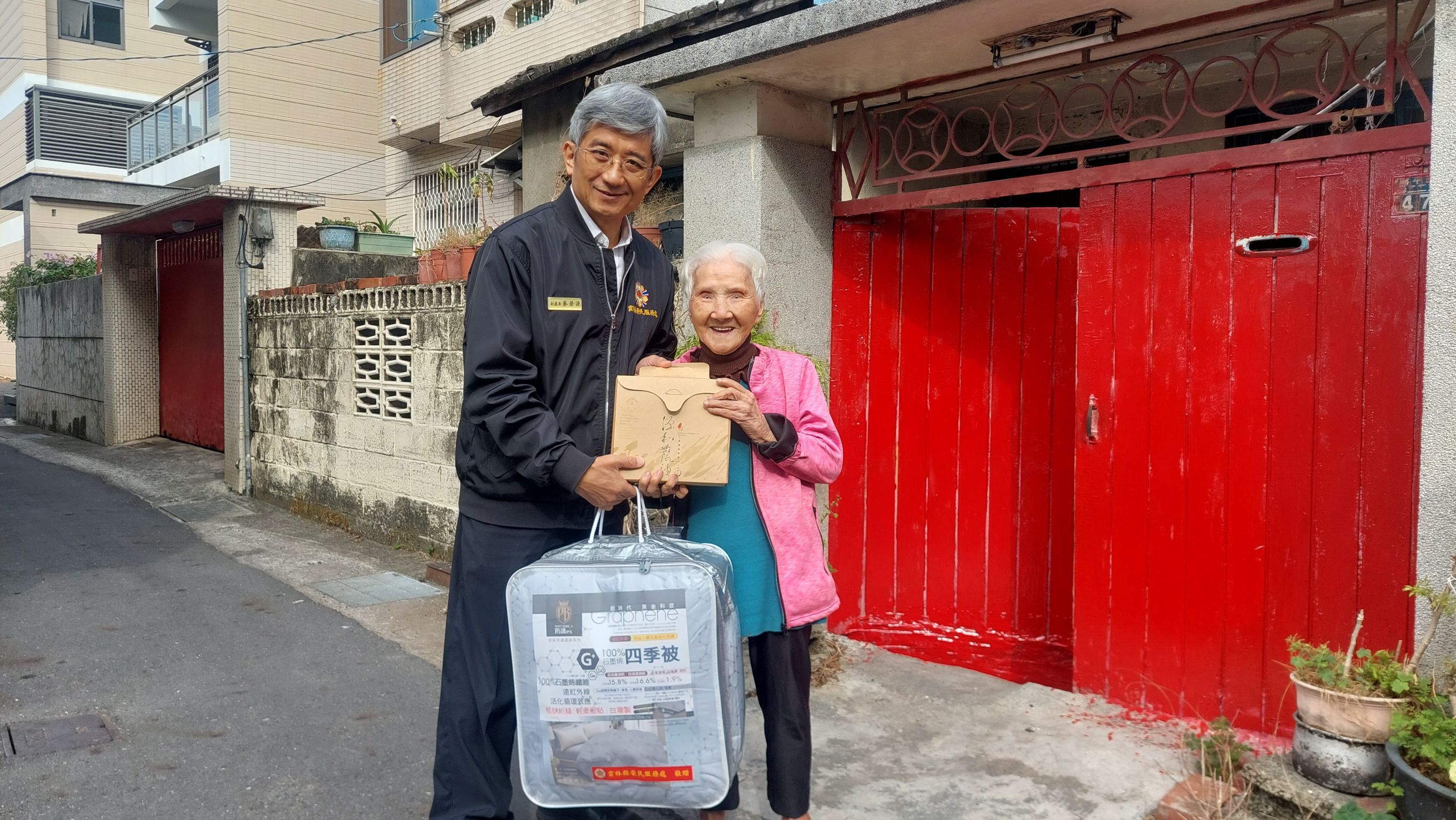 圖3-副處長蔡榮源(左)到府致送保暖物資給榮民(眷)長輩。(圖-雲林縣榮服處)