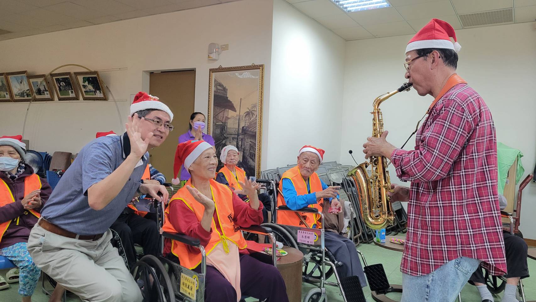 圖1:屏東榮家主任李秦強(左1)與住民長輩一同隨著音樂舞動