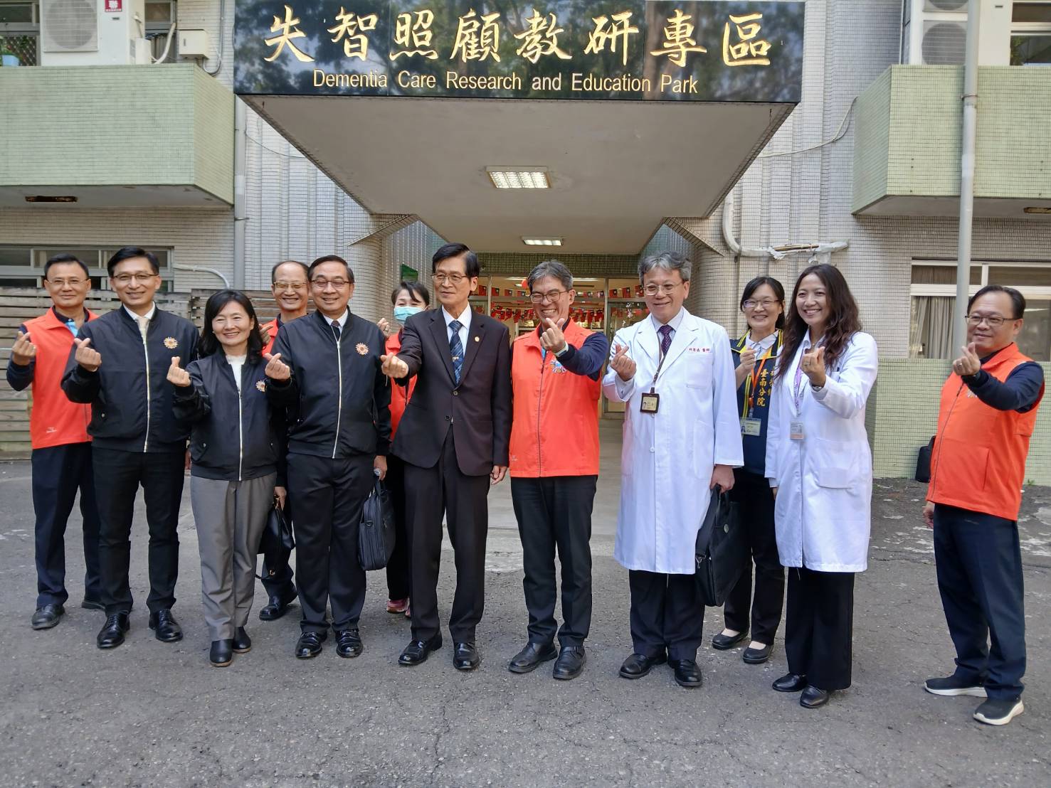 114.12.24 輔導會主委嚴德發視導佳里榮家 溫馨問候住民長輩