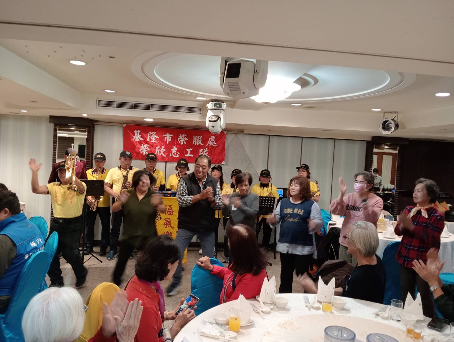 榮欣志工與福氣樂團共同表演