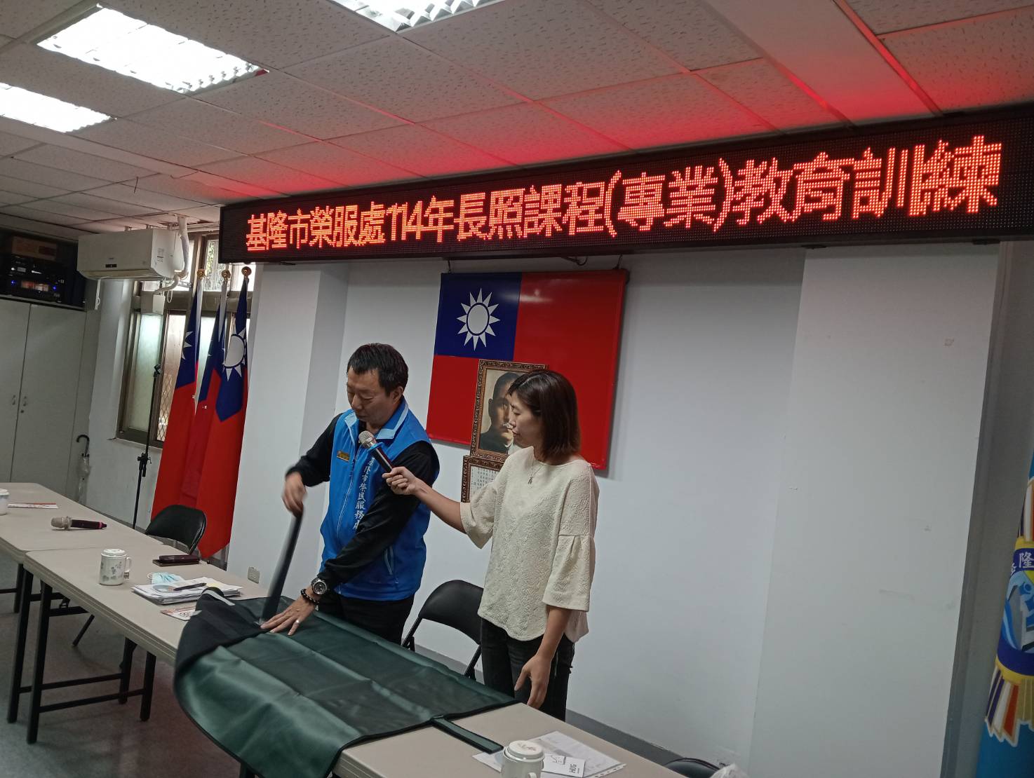 方正處長(左)與簡護理長(右) 講授翻身毯示範