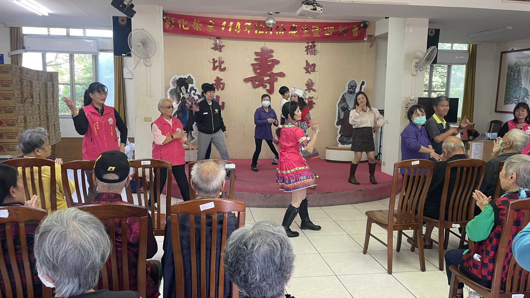 公益團體樂曲演出及南投榮欣志工熱舞表演 溫暖關懷彰化榮家長輩