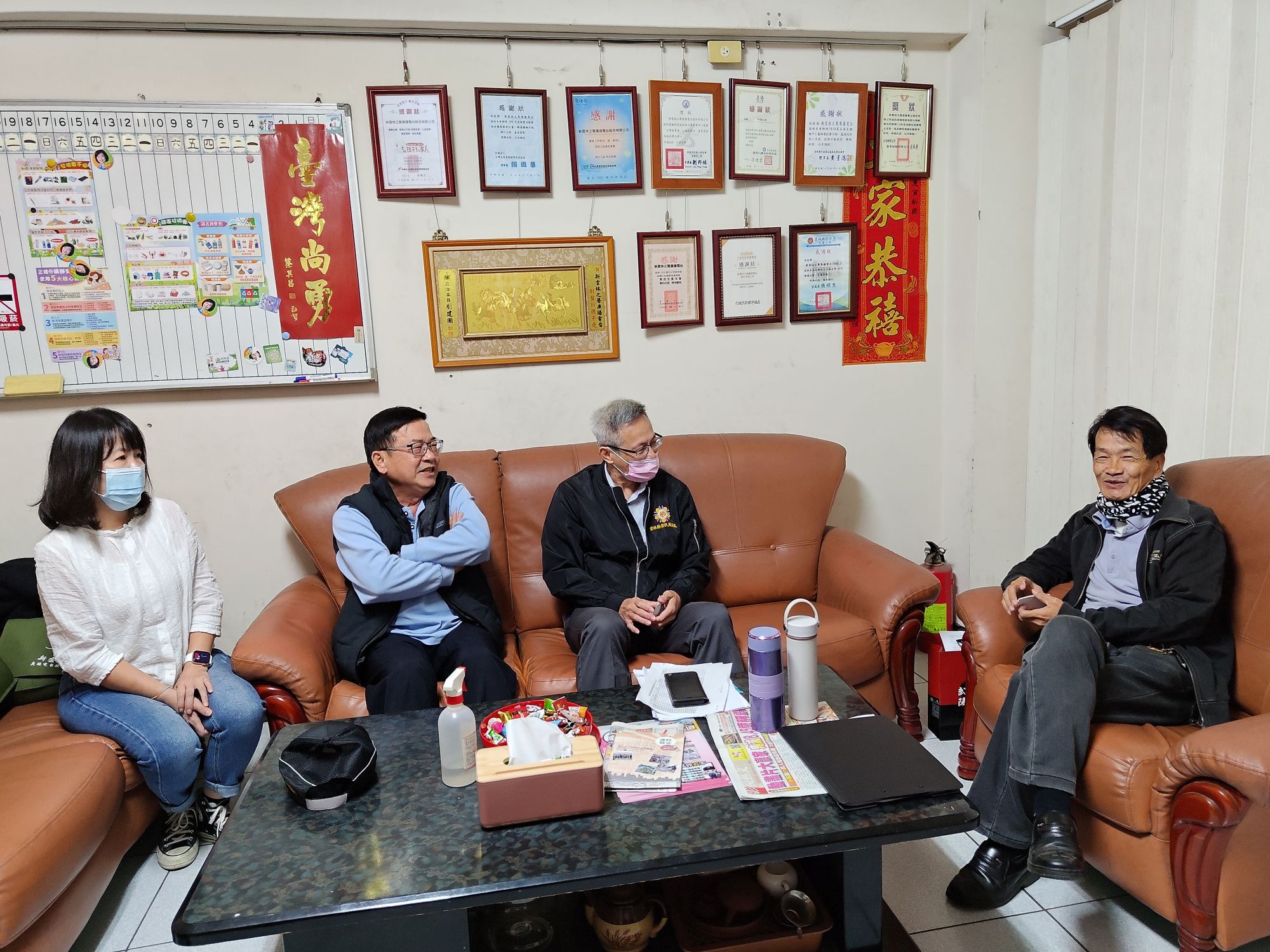 雲林縣榮服處蘇文玄處長(右2)、新雲林之聲廣播電台林芳文台長(右1)洽談宣導合作事宜