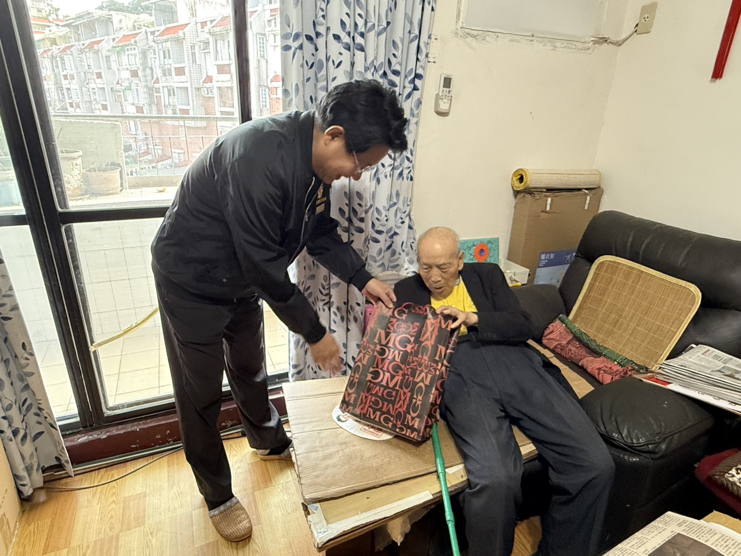 副處長(左) 轉贈榮民眷愛心物資表達服務處關懷。