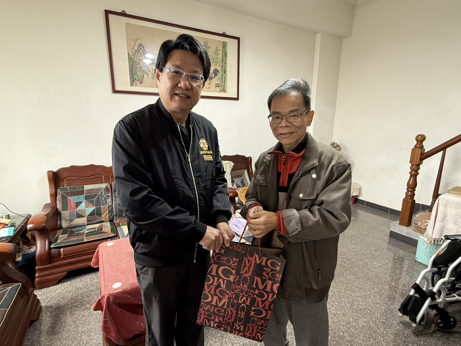 副處長(左) 轉贈榮民眷愛心物資表達服務處關懷。