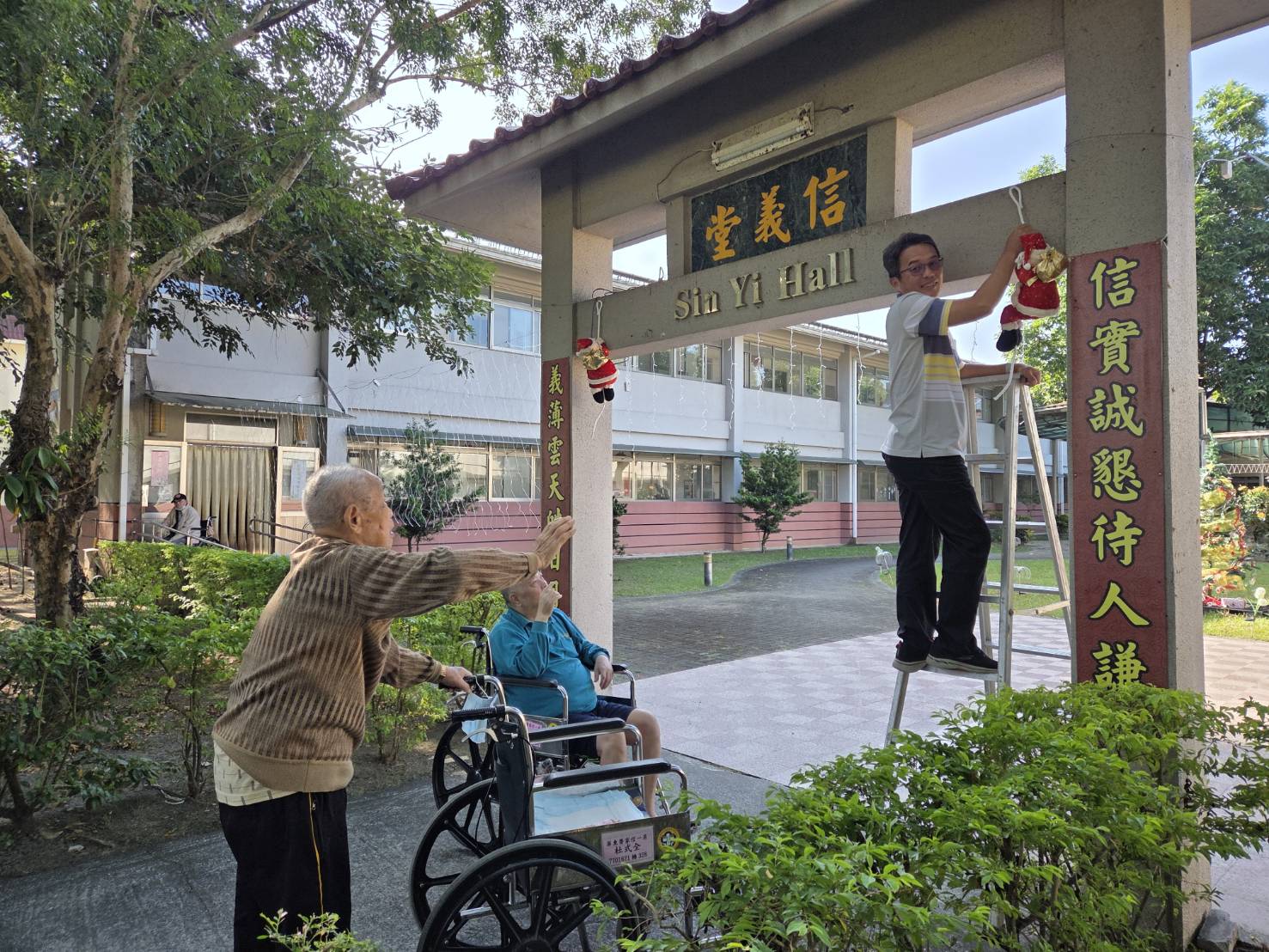 圖1:住民長輩與工作人員裝飾堂隊