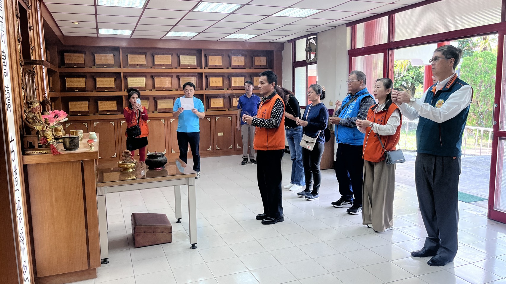 圖4慶生餐會結束,家主任李秦強(圖右)陪同陸海空相互關懷協會來賓們至忠靈祠弔念歷年亡故榮民。