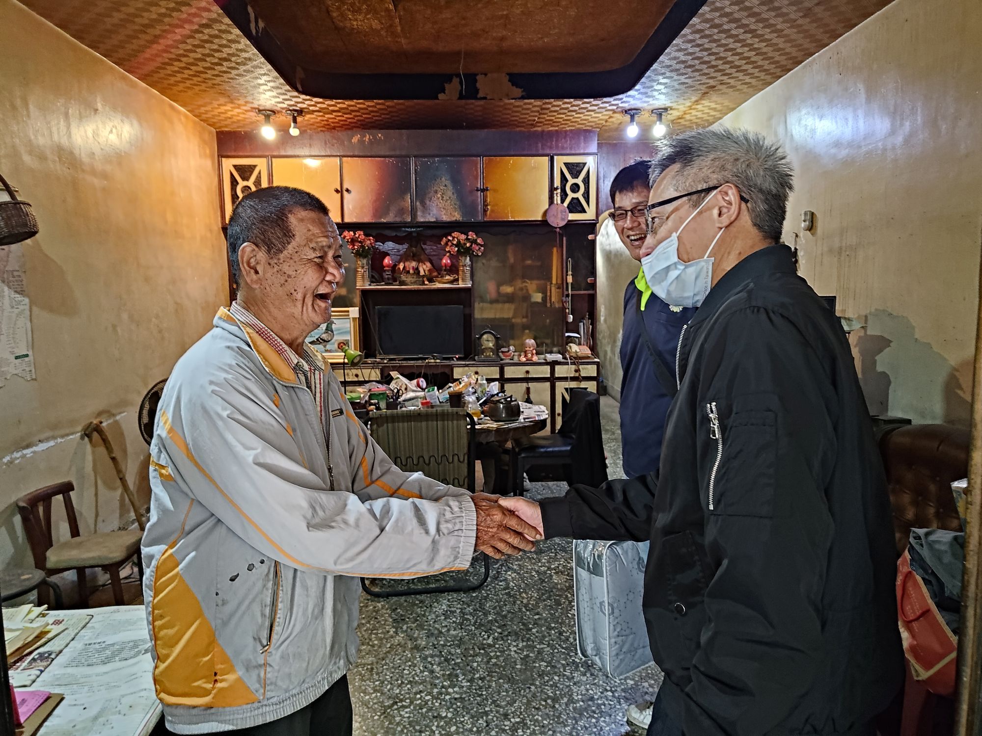 圖2-處長蘇文玄親自致贈保暖物資的貼心之舉,讓受訪的榮民(眷)備感窩心。(圖-雲林縣榮服處)