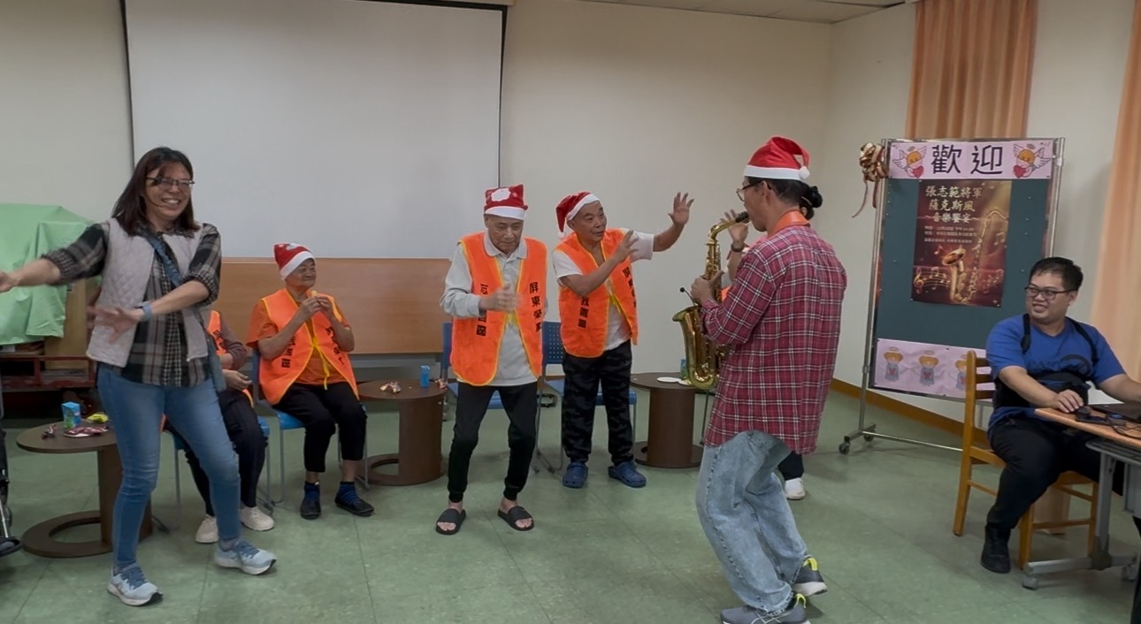 圖3:工作人員與住民長輩,隨著音樂跳舞歡喜