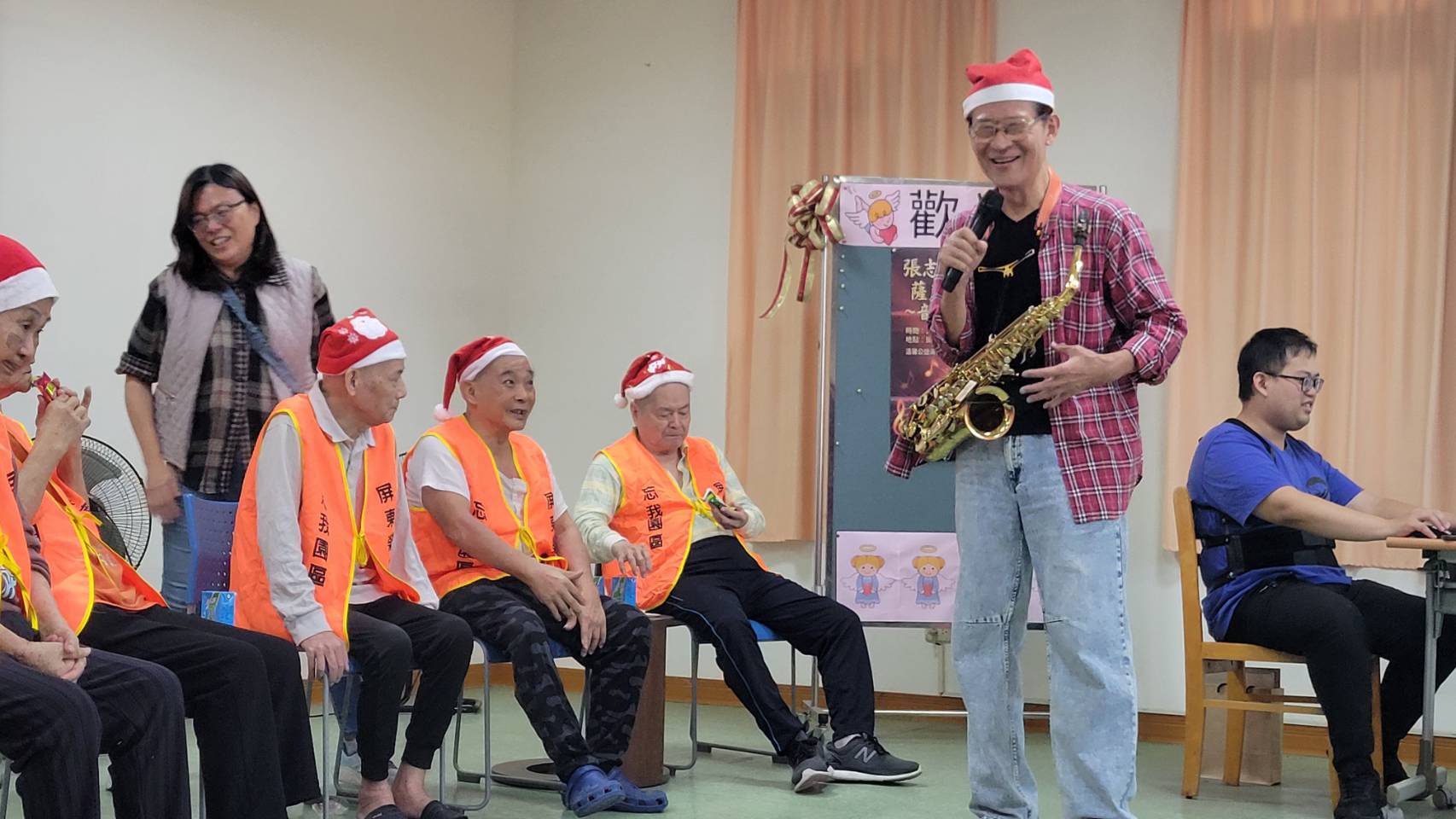 圖2:張志範先生與住民長輩互動