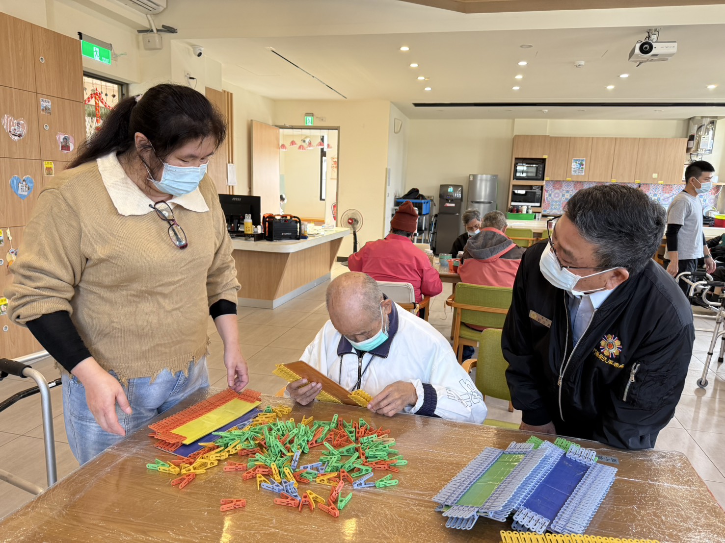 圖四胡秀蘋主任(左)向劉信義處長(右)說明受照顧榮民進行活動