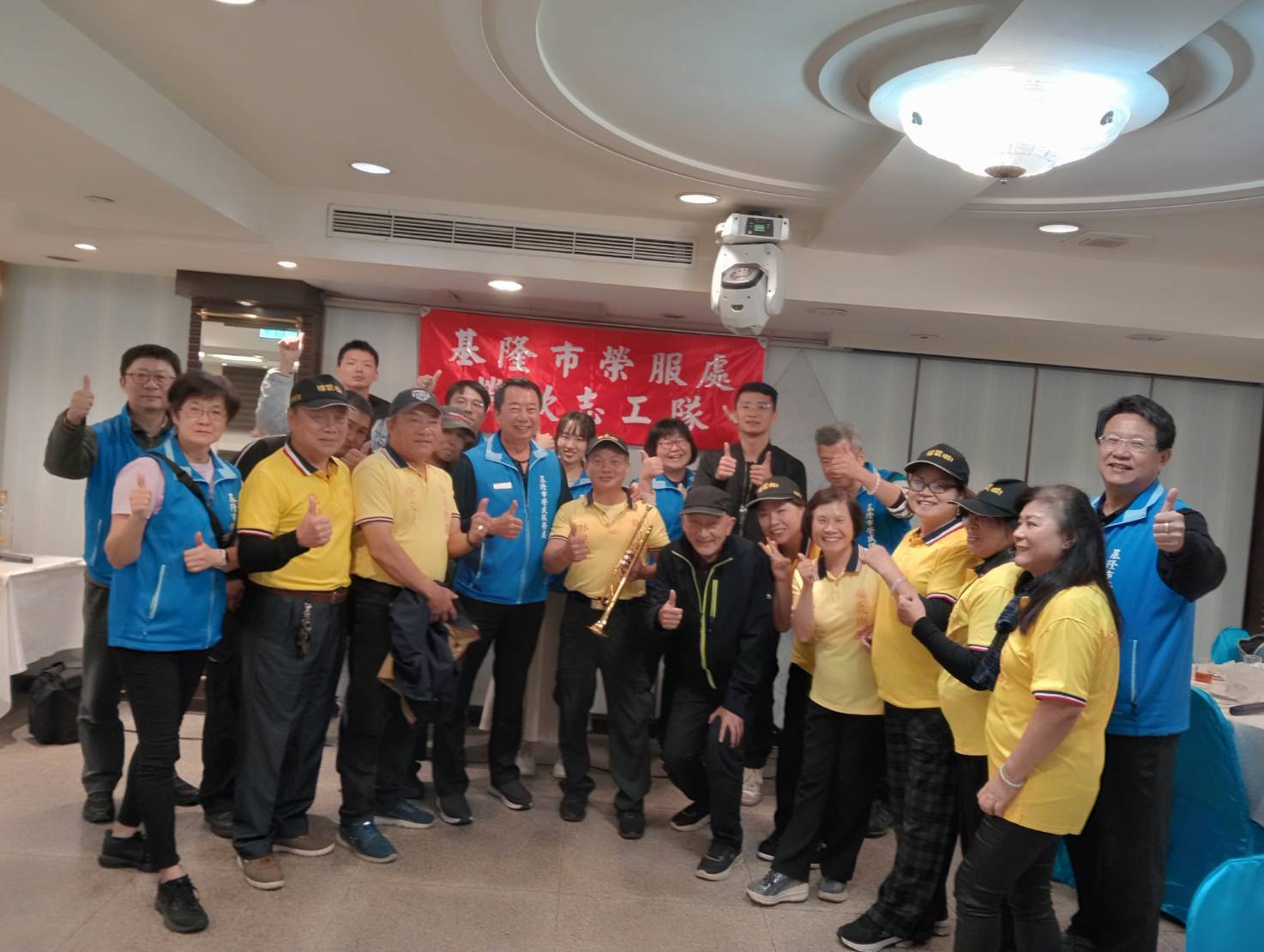 方正處長 (左4)與福氣樂團及工作人員合影