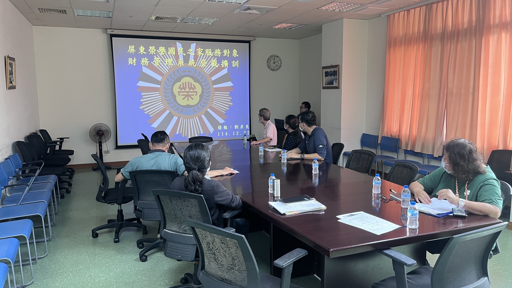 圖1:組長勉勵同仁精進系統操作技能,落實財管安全機制。