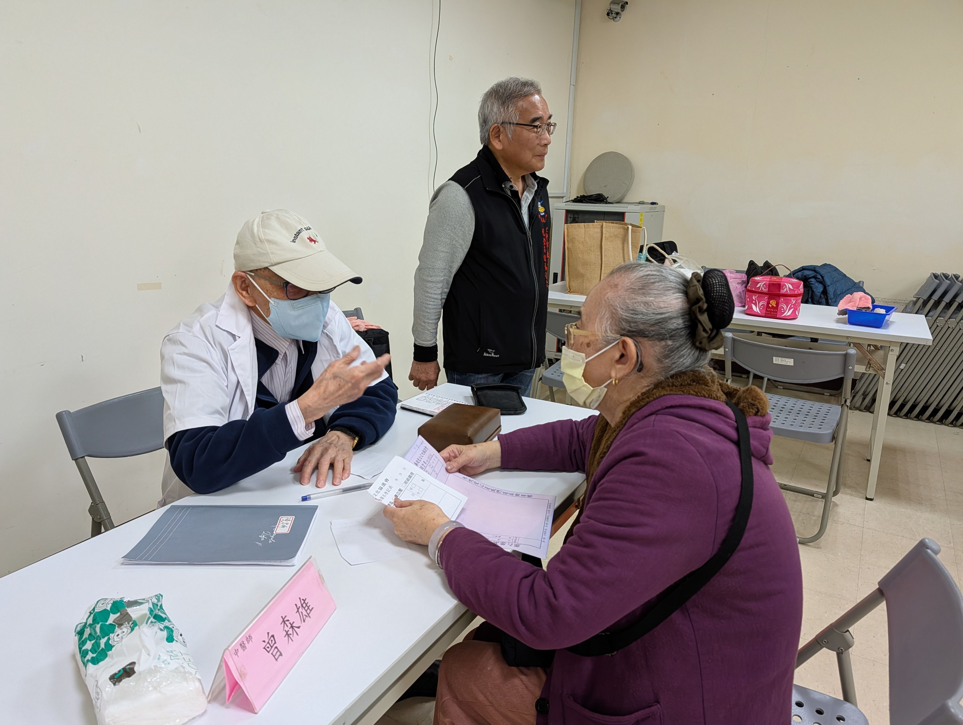 包公文化協進會傳愛板橋榮家 40位民俗專家義診暖身心照片7