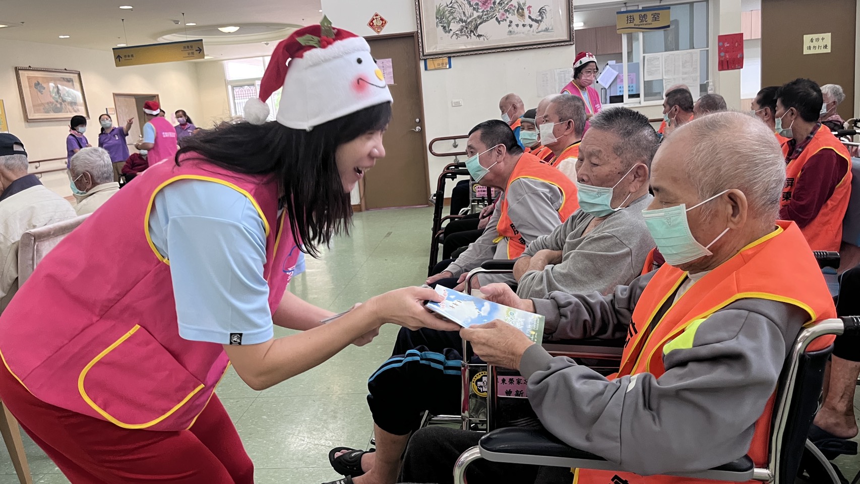 圖3:志工們熱情與長輩互動