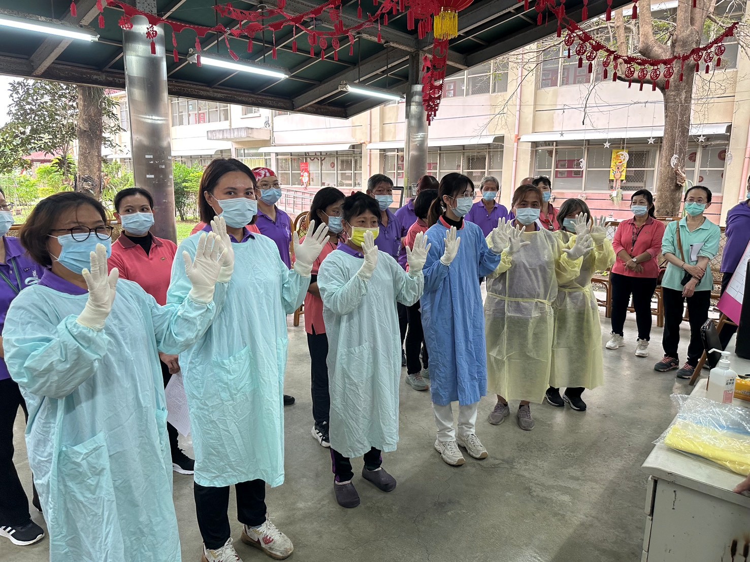 圖3:工作人員進入隔離室著裝演練。