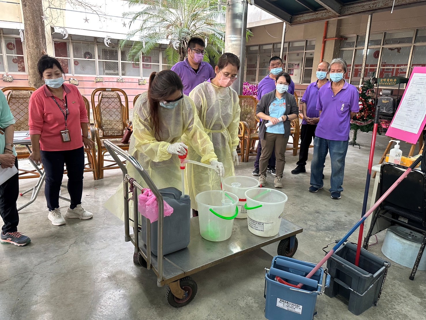 圖2:堂隊照服員演練漂白水流程。