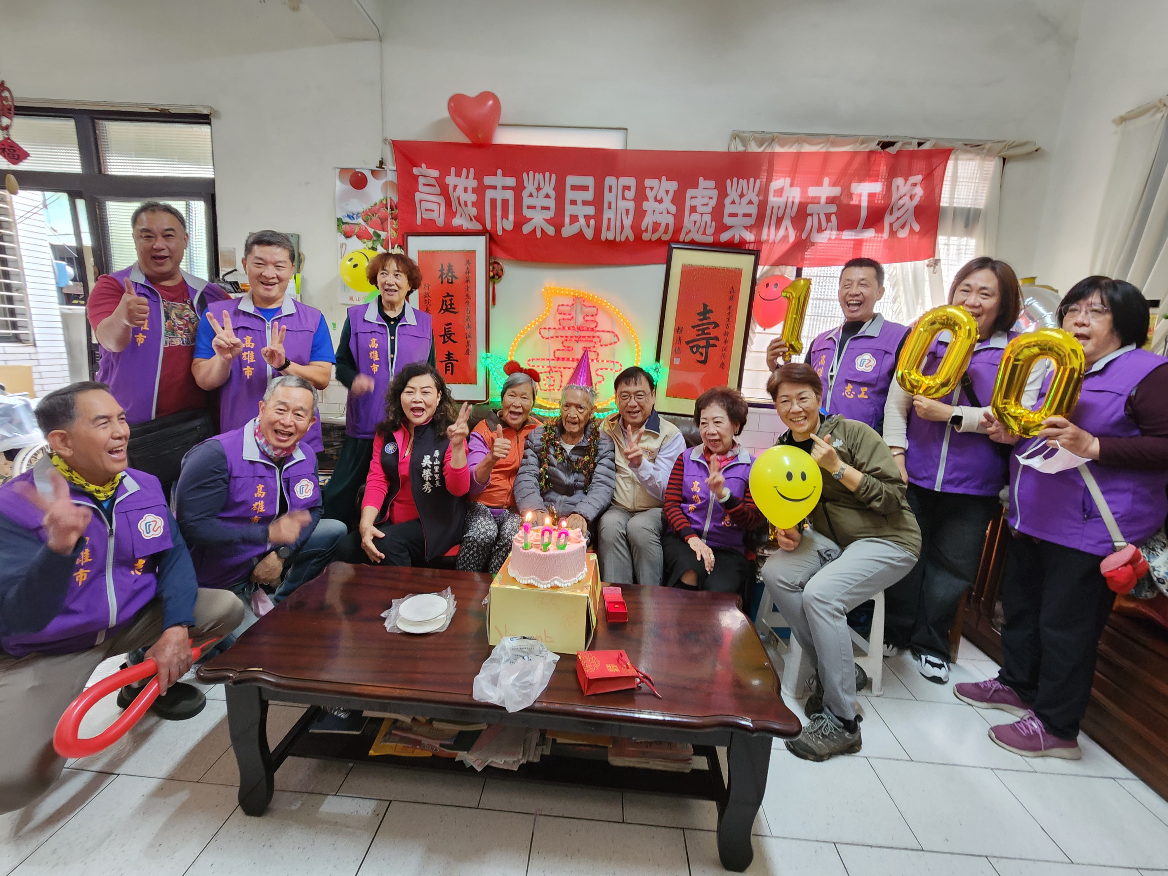 高雄市榮民服務處劉雅魁處長(中右)與吳爺爺(中)及其家人合影留念