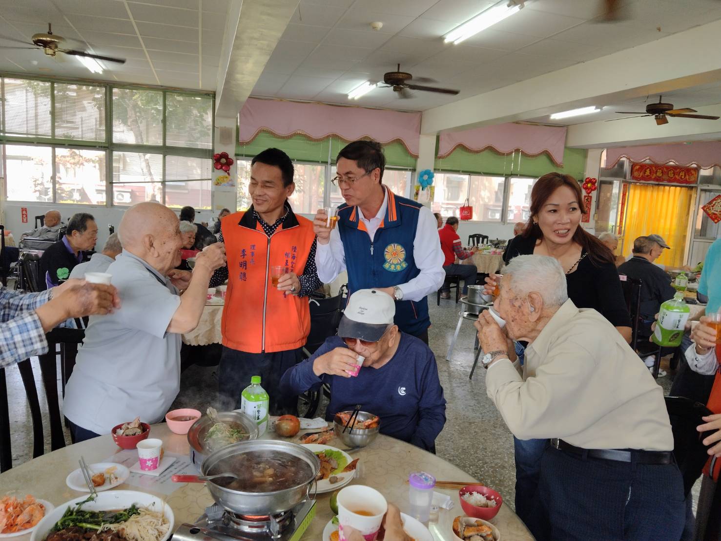 圖3家主任李秦強(圖中)及來賓、同仁們逐桌問候長輩。