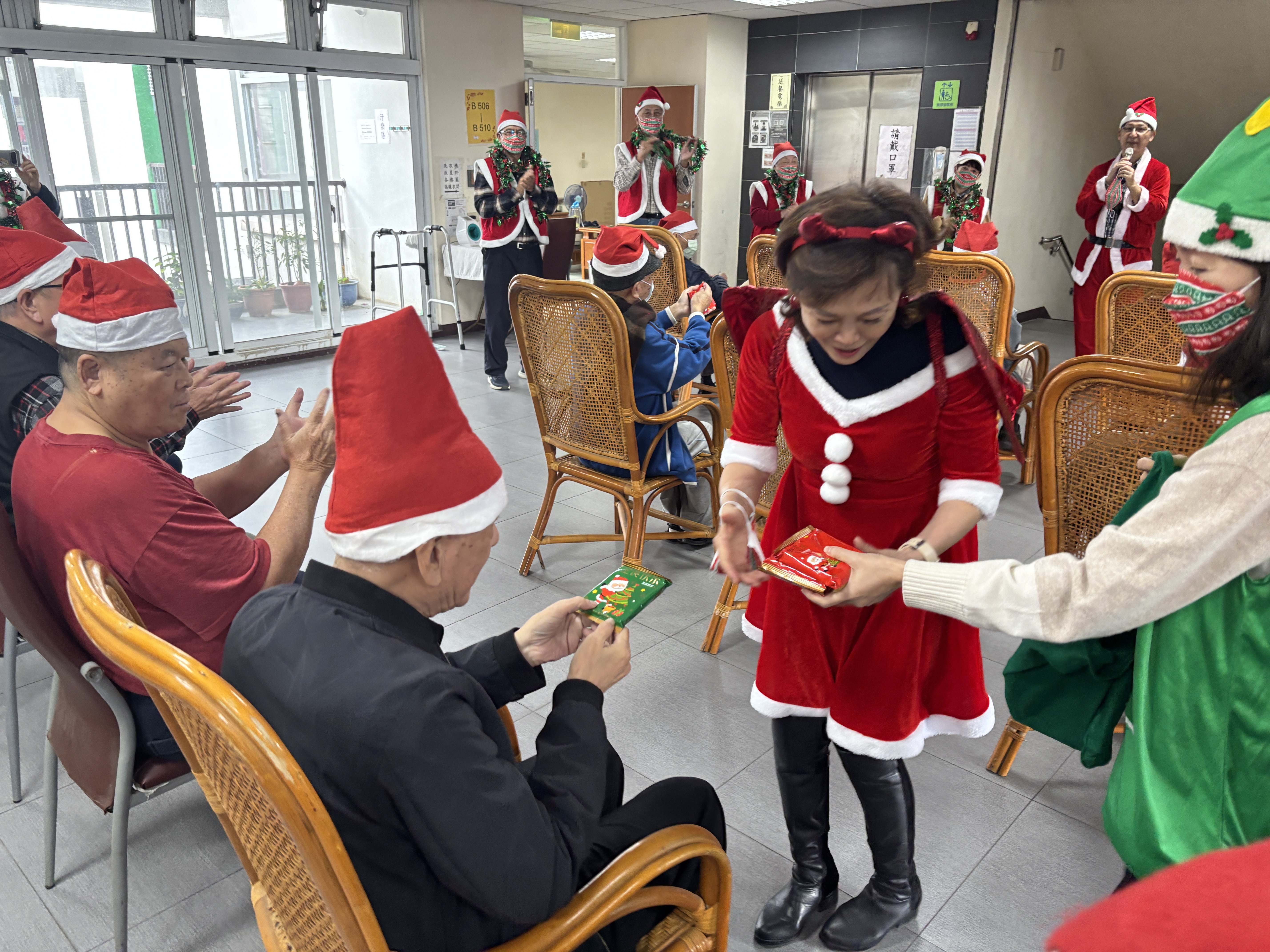 板橋榮家攜手救恩堂報佳音　暖心祝福傳遍各堂樓層