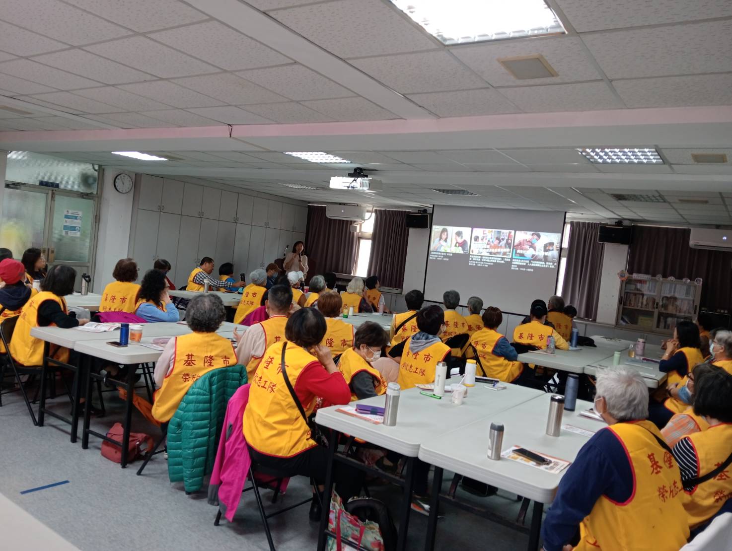 基隆市中正區衛生所簡友珍護理長為本處榮欣志工講授長照課程