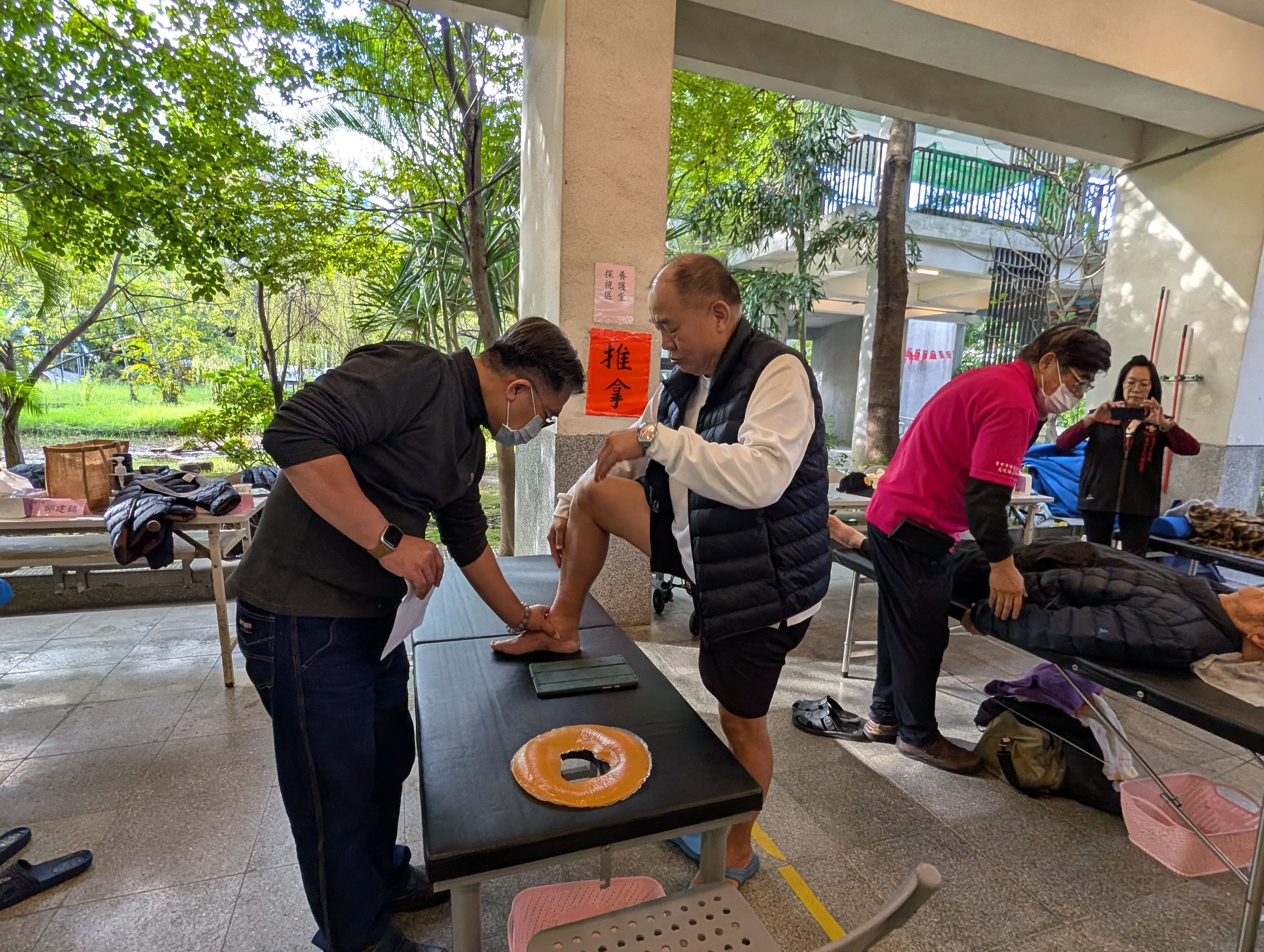 包公文化協進會傳愛板橋榮家 40位民俗專家義診暖身心照片3